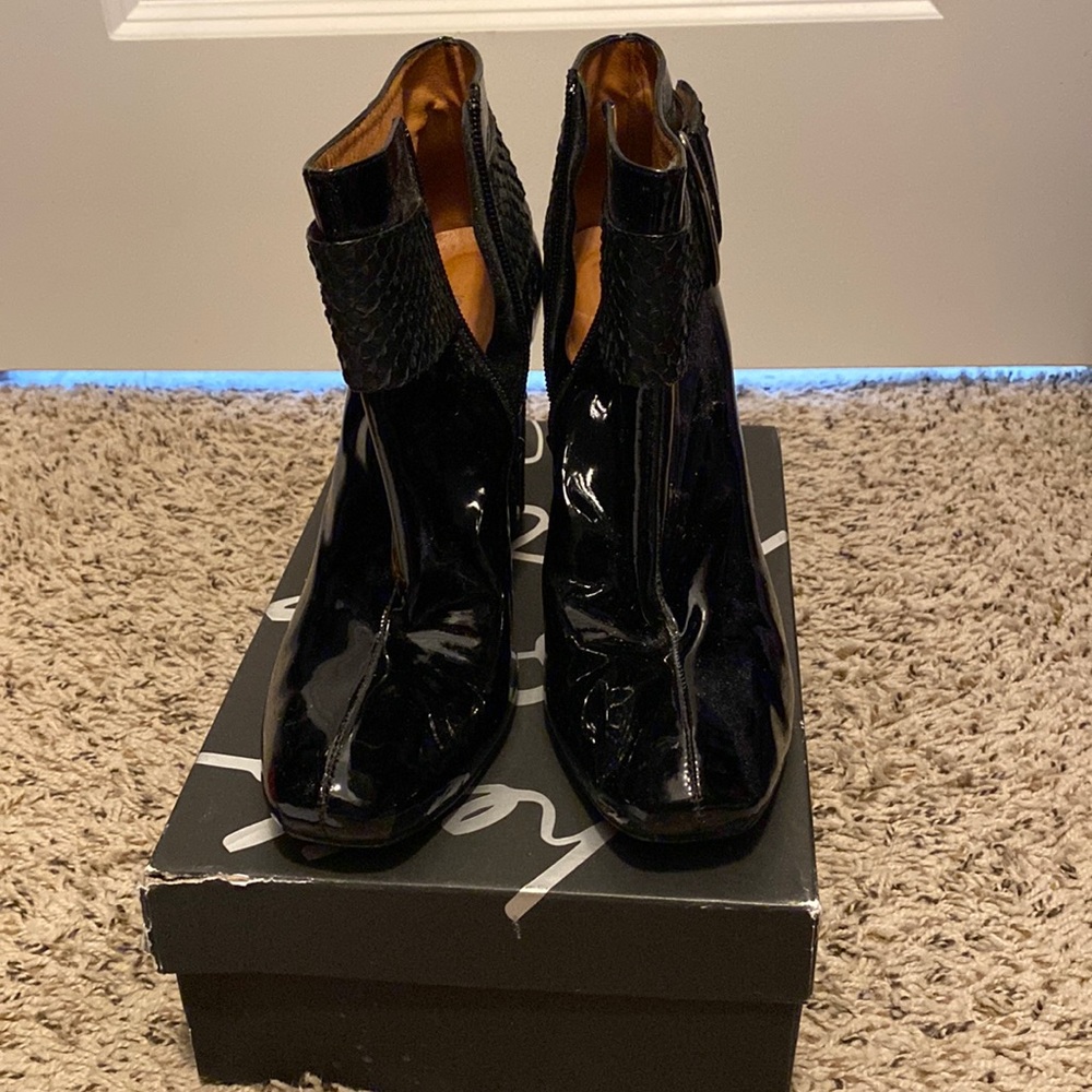 Black, patent leather, 3 inch wide heel
